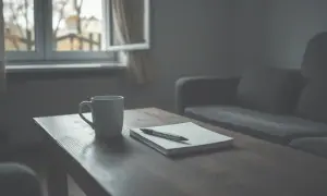 Ile zarabia opiekun osoby starszej w Polsce? Stawki, czynniki, prognozy