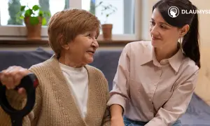 Opieka nad rodzicem: świadczenia, formalności, jak zadbać o siebie?