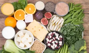 Produkty bogate w wapń: mleko, jogurt, ser, sardynki, brokuły, jarmuż, fasola, pomarańcze, figi, nasiona. Zastanawiasz się, ile wapnia dziennie potrzebujesz?