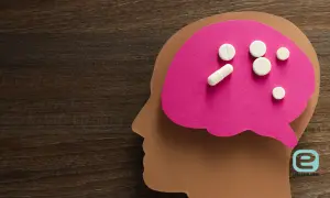 Pigułki na różowym tle w kształcie mózgu, symbolizujące zespół serotoninowy objawy i leczenie.