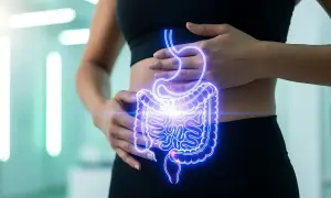 Kobieta trzyma się za brzuch, gdzie widoczny jest neonowy zarys układu pokarmowego. Dowiedz się, jak leczyć uchylki esicy.