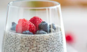 Pudding chia z malinami i borówkami – pyszny i zdrowy sposób na wsparcie odchudzania.