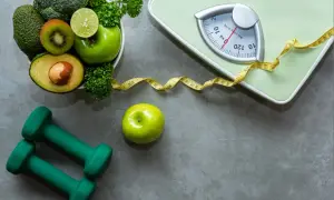 Zdrowa dieta i ćwiczenia to klucz do sukcesu w **debretin a chudnięcie**. Waga, taśma miernicza, zielone owoce i warzywa, hantle – wszystko gotowe do startu!