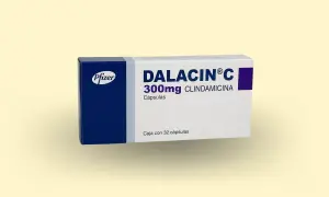 Opakowanie Dalacin C 300mg z logo Pfizer. Pytanie o to, dalacin c po ilu dniach działa, jest kluczowe dla pacjentów.