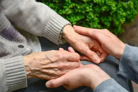 Nowe świadczenia dla opiekunów i seniorów 2024: Jak wybrać?