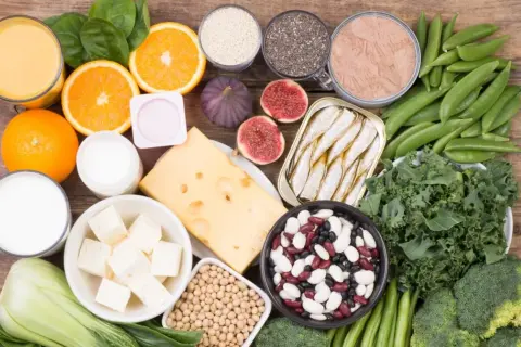 Produkty bogate w wapń: mleko, jogurt, ser, sardynki, brokuły, jarmuż, fasola, pomarańcze, figi, nasiona. Zastanawiasz się, ile wapnia dziennie potrzebujesz?