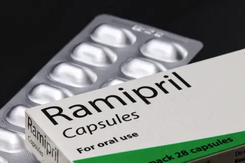 Opakowanie i blister leku Ramipril, kapsułki do stosowania doustnego. Ramipril na co? Na nadciśnienie i niewydolność serca.