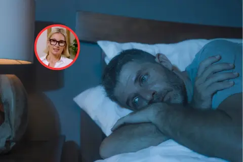 Mężczyzna leży w łóżku, budzenie się o 3 w nocy. W rogu kobieta w okularach.