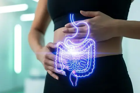 Kobieta trzyma się za brzuch, gdzie widoczny jest neonowy zarys układu pokarmowego. Dowiedz się, jak leczyć uchylki esicy.