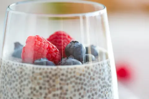 Pudding chia z malinami i borówkami – pyszny i zdrowy sposób na wsparcie odchudzania.