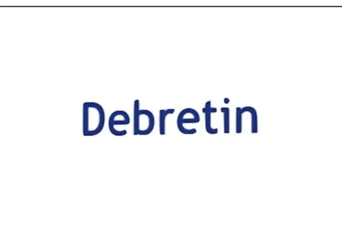 Niebieski napis "Debretin" na białym tle. Czy stosować Debretin przed czy po jedzeniu?