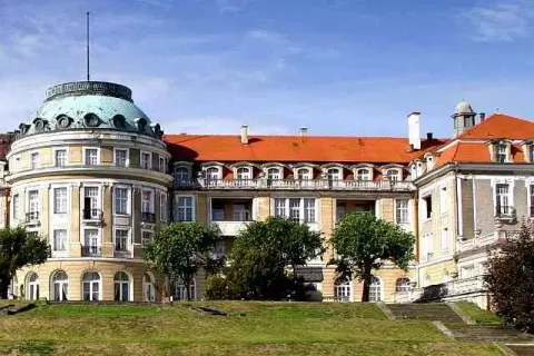 Dom Zdrojowy Szczawno-Zdrój: Leczenie, NFZ, ceny. Co musisz wiedzieć?