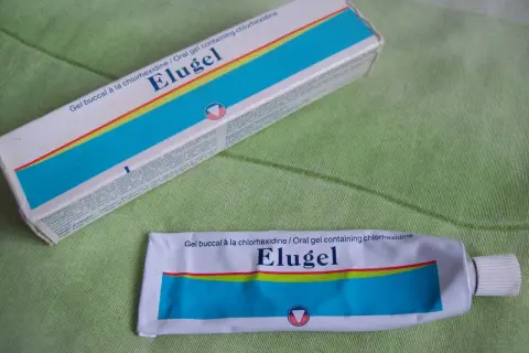 Elugel to żel do stosowania w jamie ustnej, który pomaga w leczeniu stanów zapalnych dziąseł i przyzębia.