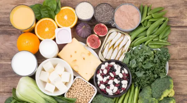 Produkty bogate w wapń: mleko, jogurt, ser, sardynki, brokuły, jarmuż, fasola, pomarańcze, figi, nasiona. Zastanawiasz się, ile wapnia dziennie potrzebujesz?