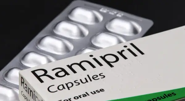 Opakowanie i blister leku Ramipril, kapsułki do stosowania doustnego. Ramipril na co? Na nadciśnienie i niewydolność serca.