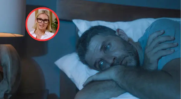 Mężczyzna leży w łóżku, budzenie się o 3 w nocy. W rogu kobieta w okularach.