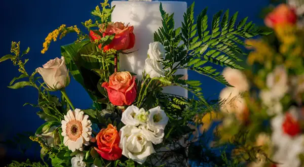 Kwiaty na pogrzeb osoby starszej: Symbolika, etykieta i wybór