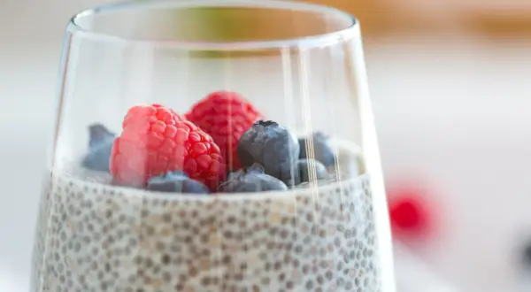 Pudding chia z malinami i borówkami – pyszny i zdrowy sposób na wsparcie odchudzania.