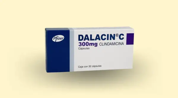 Opakowanie Dalacin C 300mg z logo Pfizer. Pytanie o to, dalacin c po ilu dniach działa, jest kluczowe dla pacjentów.