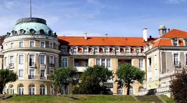 Dom Zdrojowy Szczawno-Zdrój: Leczenie, NFZ, ceny. Co musisz wiedzieć?