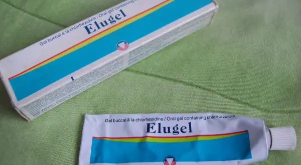 Elugel to żel do stosowania w jamie ustnej, który pomaga w leczeniu stanów zapalnych dziąseł i przyzębia.