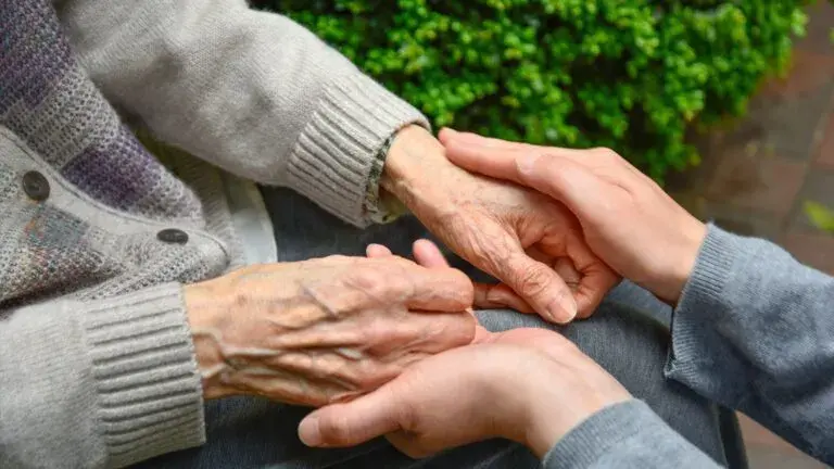 Nowe świadczenia dla opiekunów i seniorów 2024: Jak wybrać?