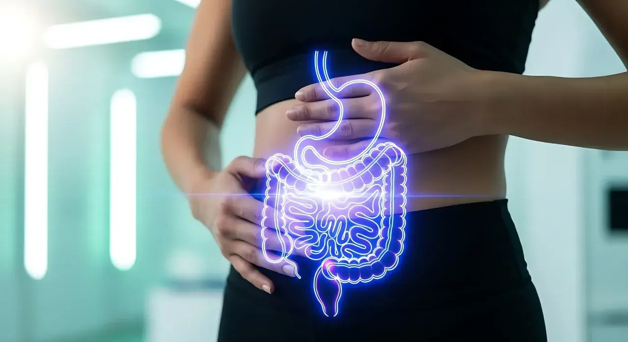 Kobieta trzyma się za brzuch, gdzie widoczny jest neonowy zarys układu pokarmowego. Dowiedz się, jak leczyć uchylki esicy.