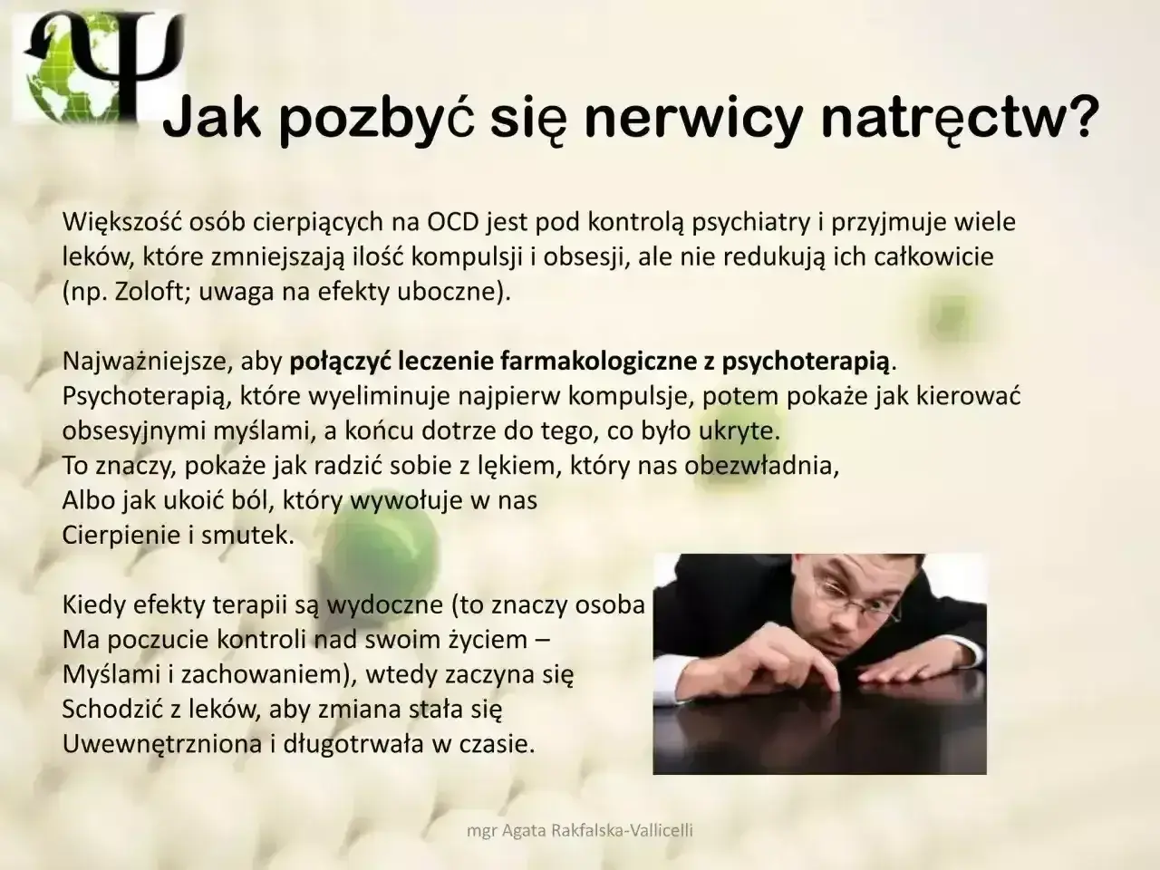 Lek egzysta na nerwicę natręctw: połączenie farmakoterapii i psychoterapii. Człowiek pochyla się nad stołem, jakby szukał odpowiedzi.