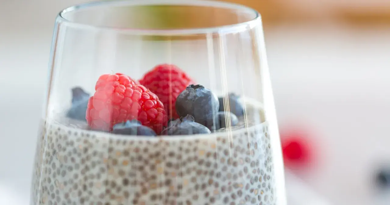 Pudding chia z malinami i borówkami – pyszny i zdrowy sposób na wsparcie odchudzania.