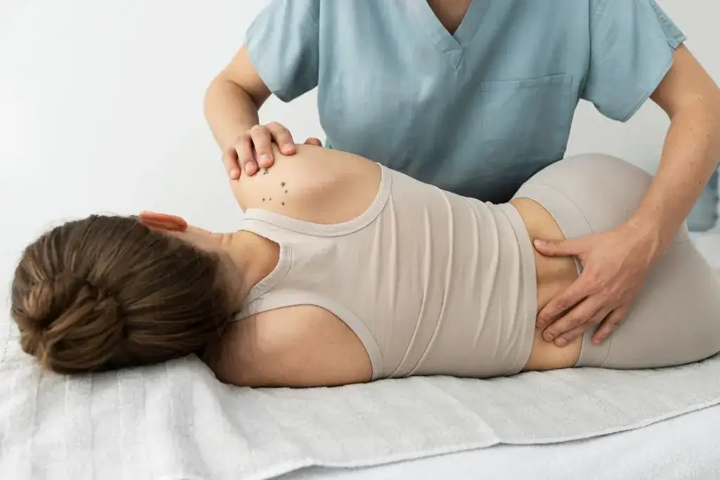 pacjent z bólem kręgosłupa u fizjoterapeuty