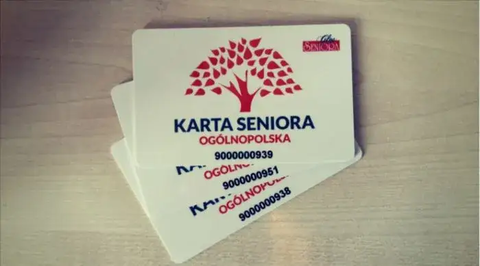 seniorzy korzystający ze zniżek karta seniora