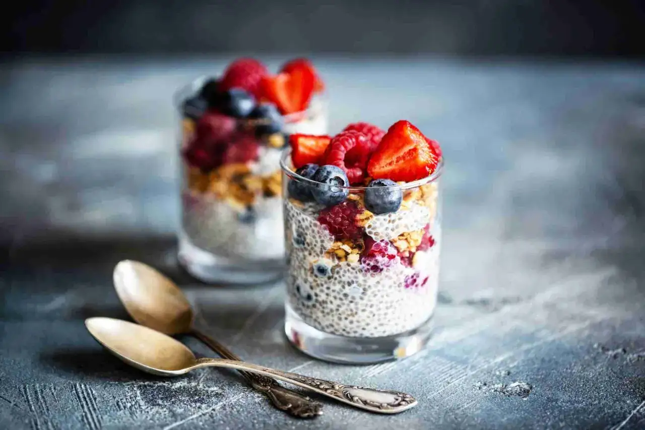 Pudding chia z owocami leśnymi i granolą – pyszny i zdrowy sposób na wsparcie odchudzania.