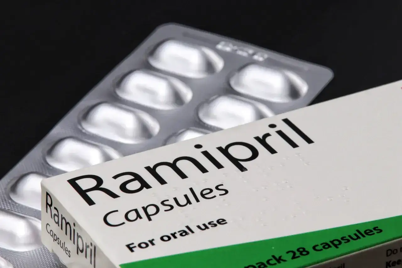 Opakowanie leku Ramipril, kapsułki do stosowania doustnego, w blistrze. Ramipril na nadciśnienie.