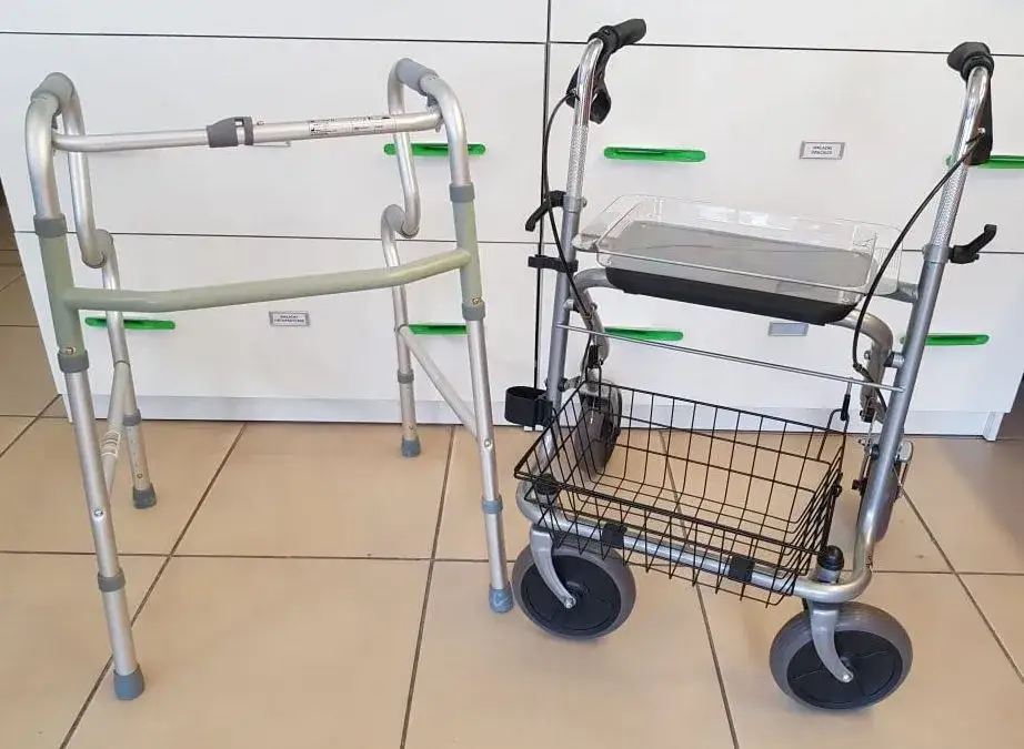 r&oacute;żnice między chodzikiem a balkonikiem