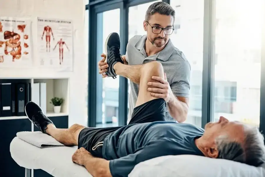 fizjoterapeuta pracuje z pacjentem prywatnie