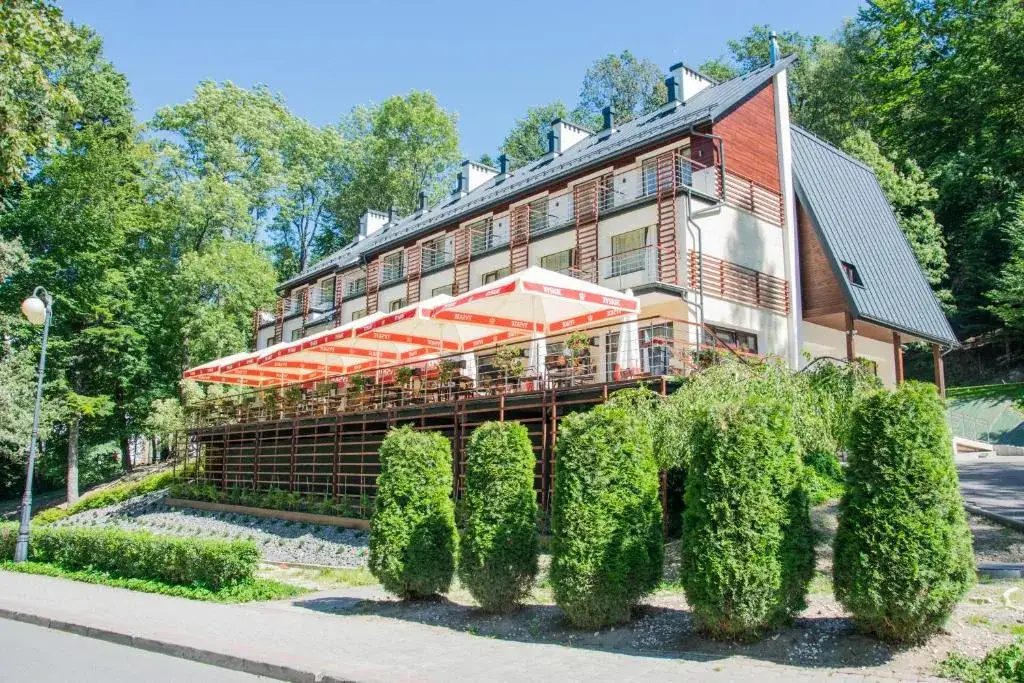 Sanatorium Klimat Iwonicz-Zdr&oacute;j budynek i okolica