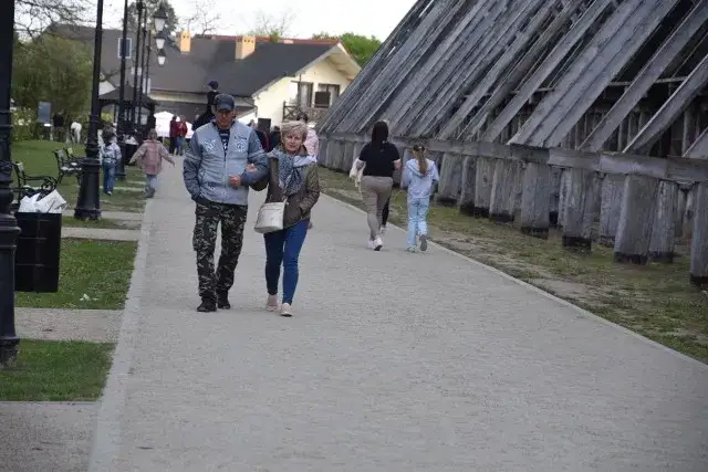 spacer w uzdrowisku kuracjusze