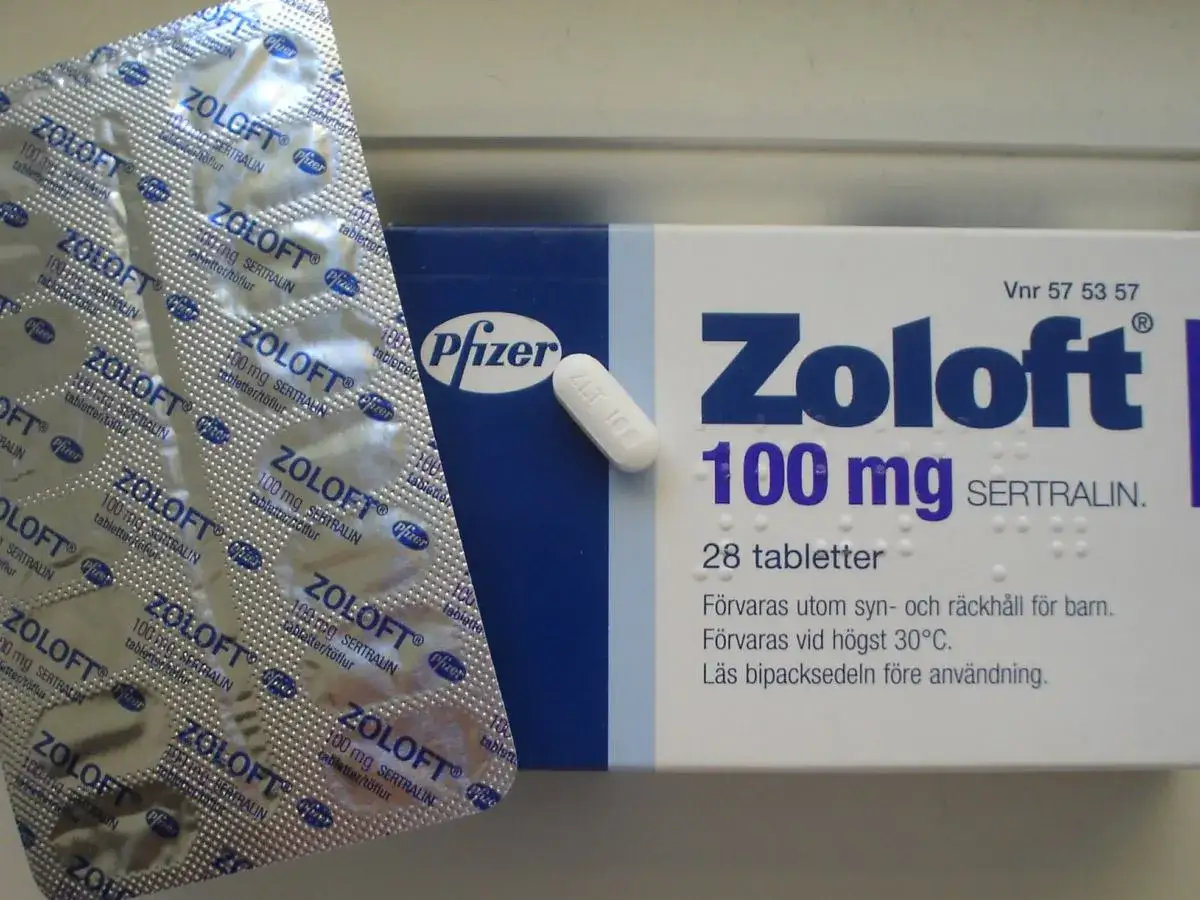 Opakowanie leku Zoloft 100 mg z sertraliną, przypominające o potencjalnych asertin skutki uboczne.