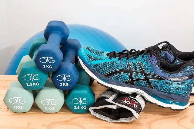 wygodne ubrania do rehabilitacji, obuwie sportowe na salę