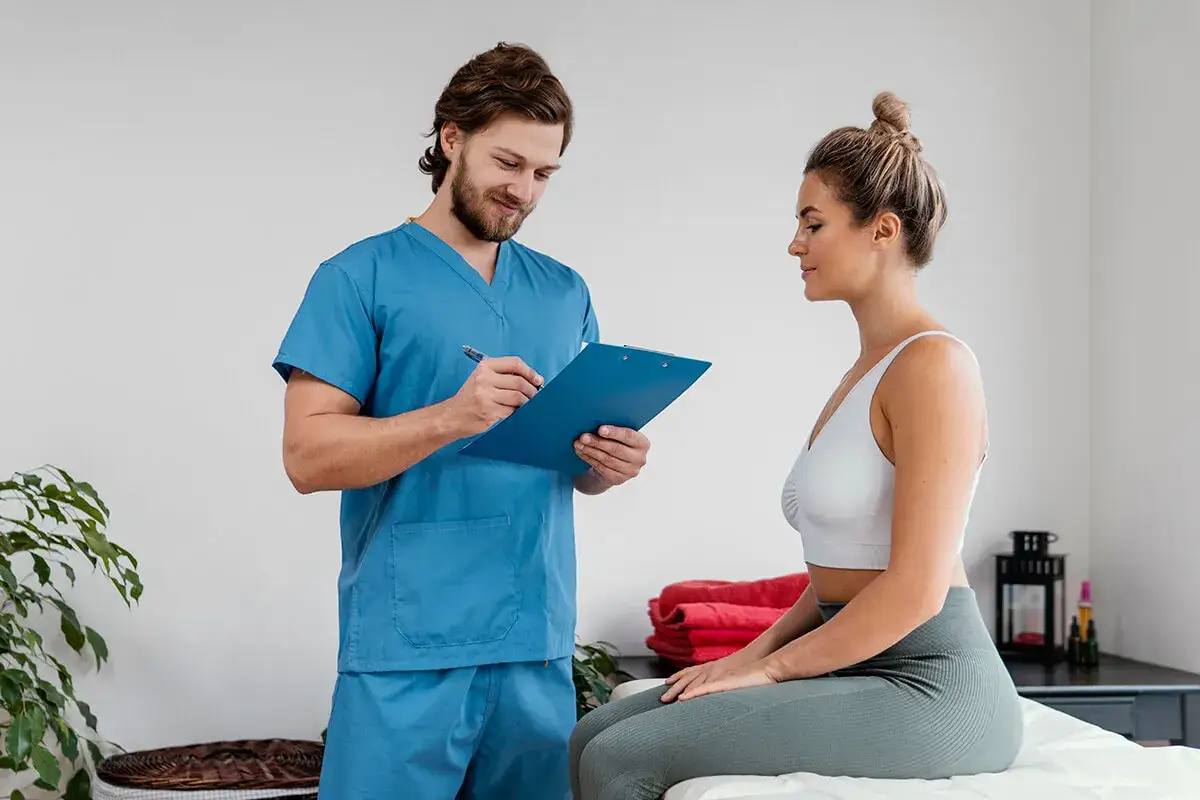 Pacjent u fizjoterapeuty w luźnym stroju