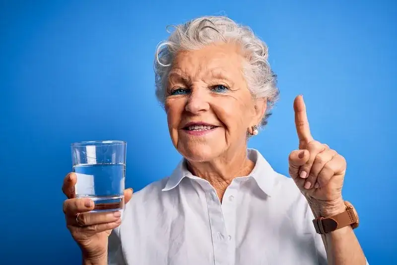 senior pije wodę