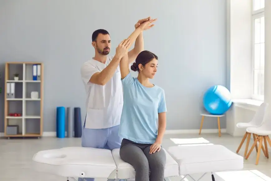 fizjoterapeuta pracuje z pacjentem, ćwiczenia rehabilitacyjne