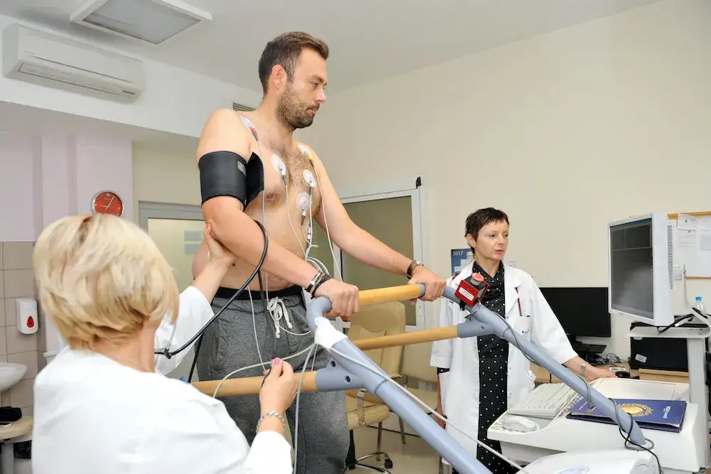 rehabilitacja kardiologiczna stacjonarna vs dzienna