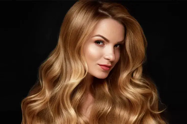 kobieta po 50 z miodowym blondem