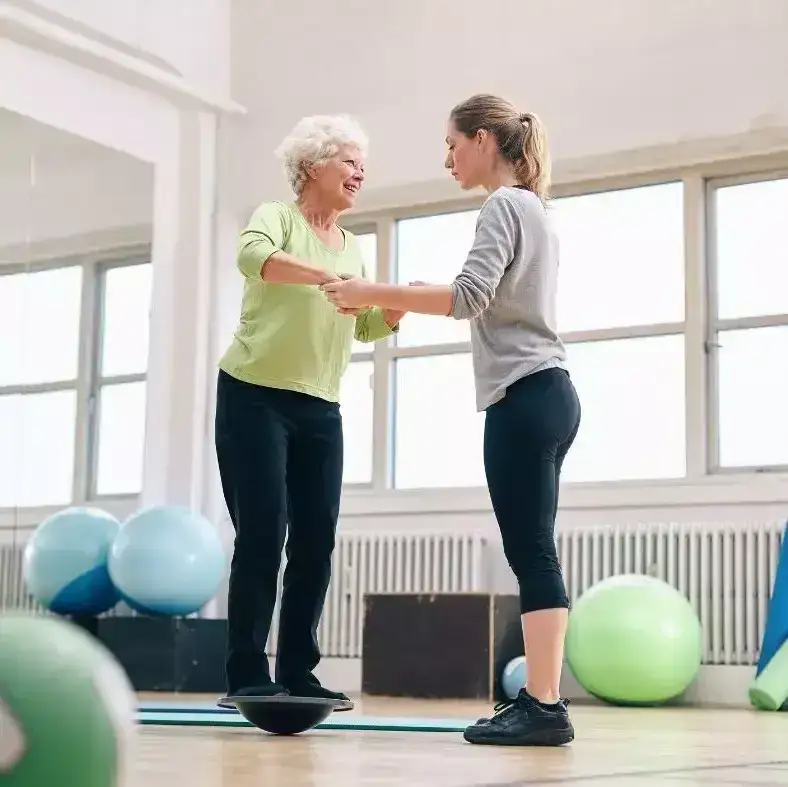 Aktywni seniorzy na zajęciach ruchowych