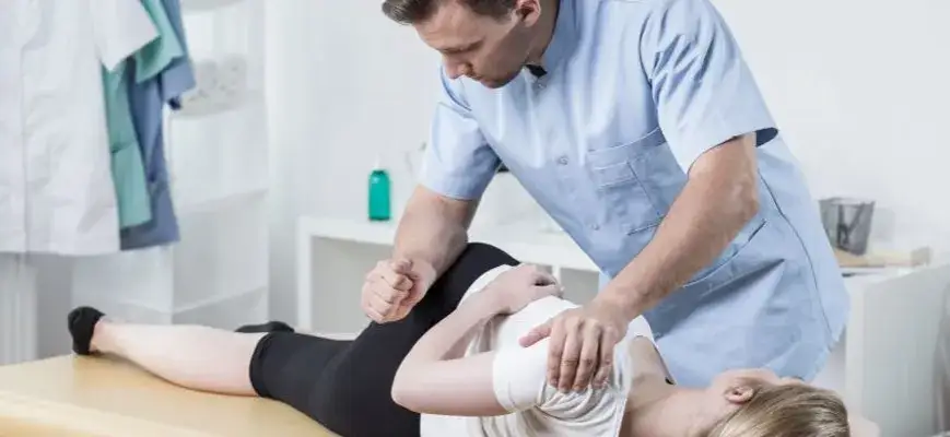 Fizjoterapeuta wykonujący terapię manualną