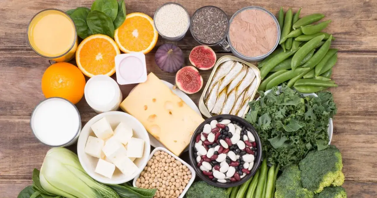 Produkty bogate w wapń: mleko, jogurt, ser, sardynki, brokuły, jarmuż, fasola, pomarańcze, figi, nasiona. Zastanawiasz się, ile wapnia dziennie potrzebujesz?