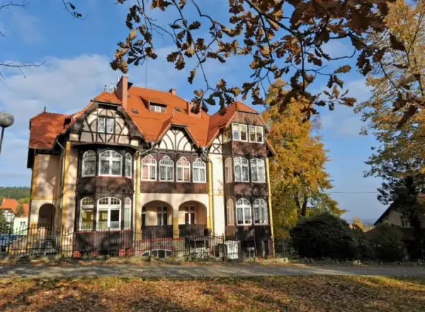 Świeradów-Zdrój dla seniora: Sanatorium NFZ czy prywatnie? Poradnik