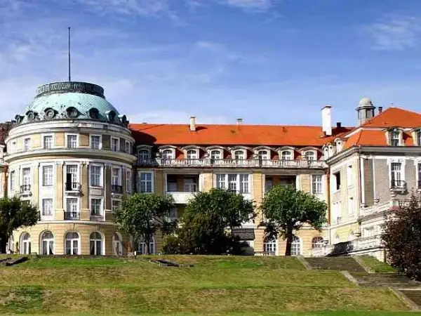 Dom Zdrojowy Szczawno-Zdrój: Leczenie, NFZ, ceny. Co musisz wiedzieć?